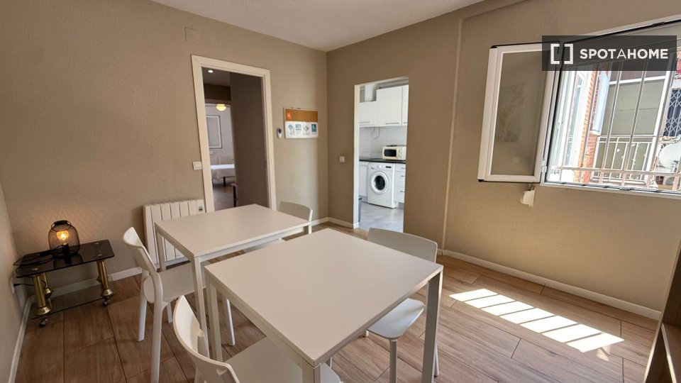 Double room Madrid, 3 beds — photo 29