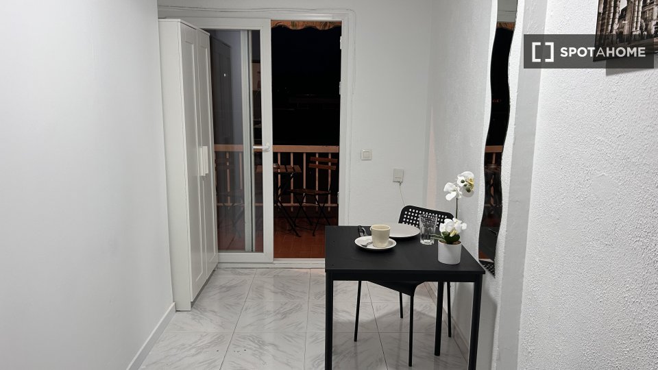 Double room Madrid, 5 beds, 20m² — photo 11