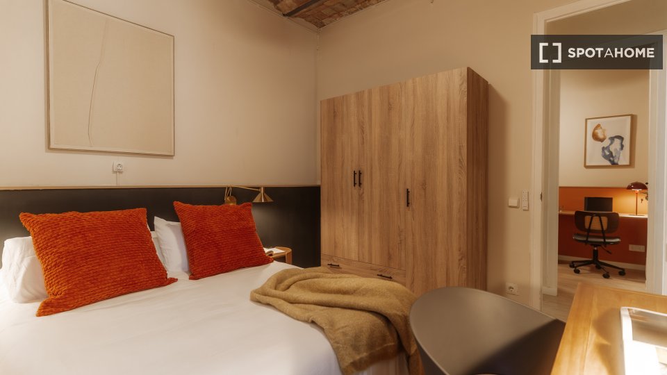 Double room Barcelona, 3 beds, 90m² — photo 3