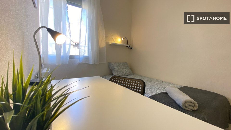Double room Madrid, 4 beds — photo 15