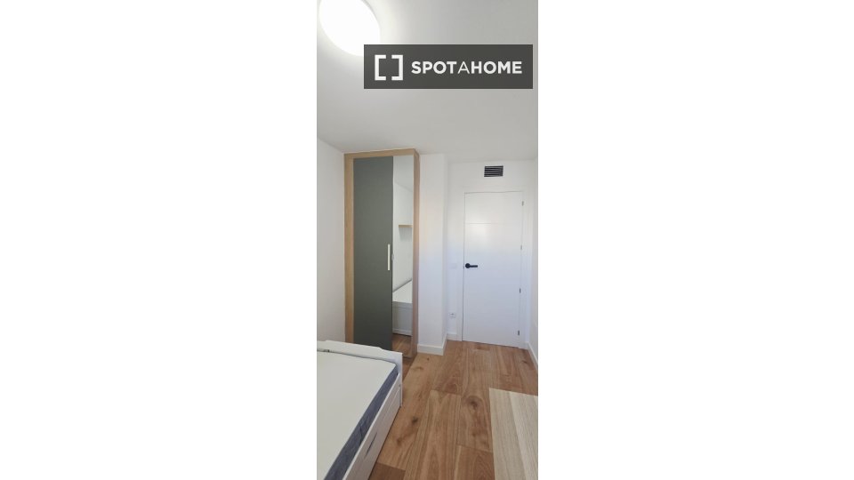 Habitación en piso compartido de 4 habitaciones en alquiler en Aluche, Madrid.