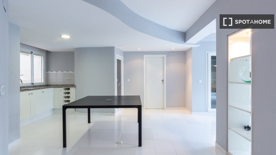 Double room Valencia, 3 beds, 90m² — photo 4