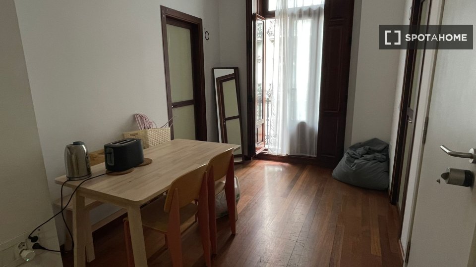 Double room Valencia, 1 bed, 150m² — photo 8