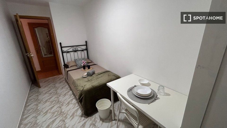 Double room Madrid, 5 beds, 95m² — photo 5