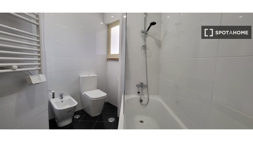 Double room Lisbon, 3 beds, 90m² — photo 11