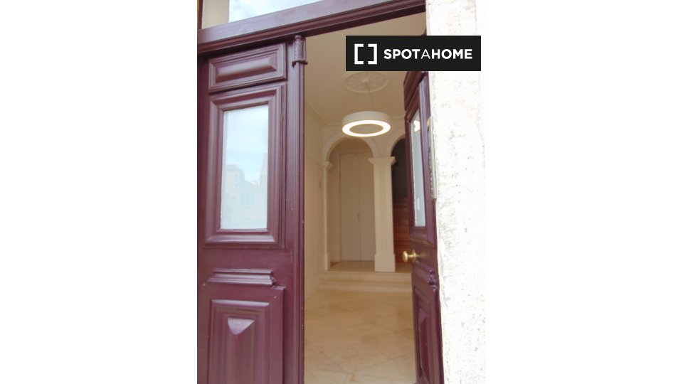 Apartment Lisbon, 2 beds, 100m² — photo 17