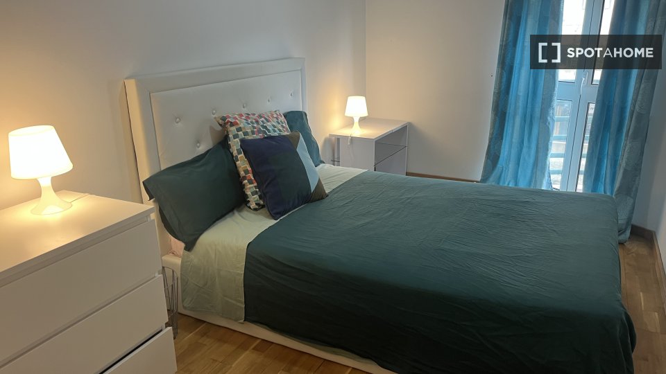 Double room Lisbon, 3 beds, 95m² — photo 10