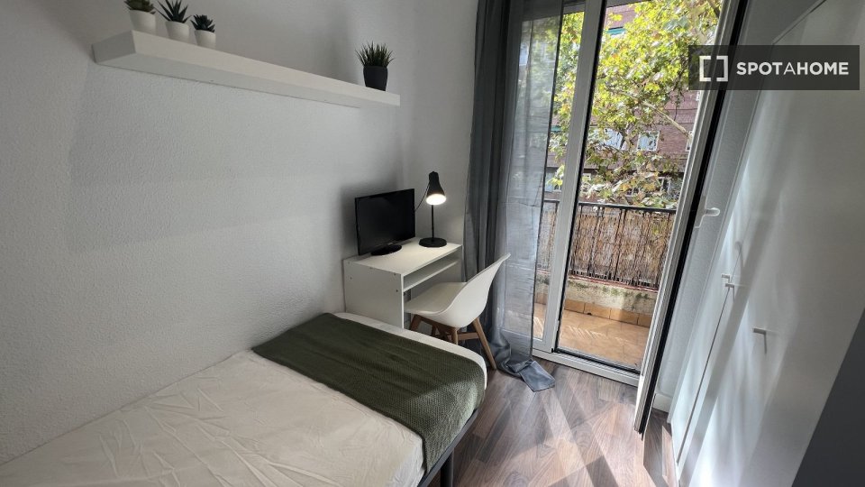 Double room Madrid, 4 beds, 120m² — photo 2