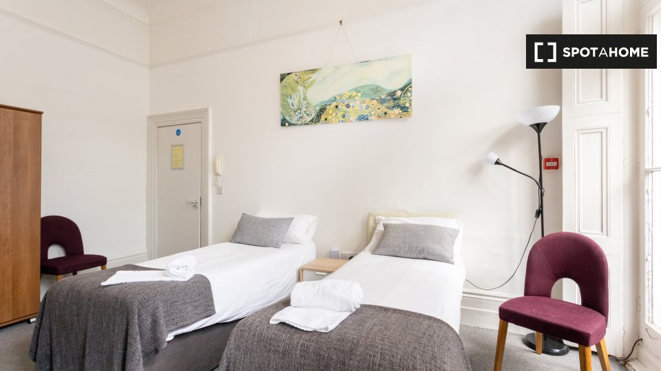 Double room London, 3 beds — photo 1