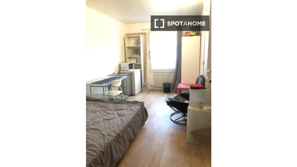 Double room Paris, 3 beds, 17m² — photo 2