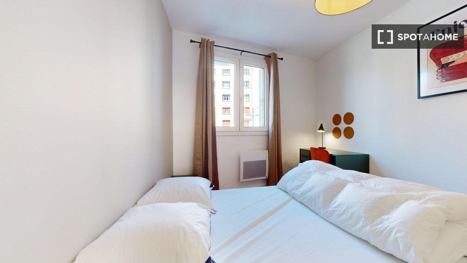 Double room Lyon, 3 beds — photo 23