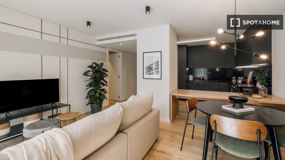 Apartment Lisbon, 2 beds, 99m² — photo 18