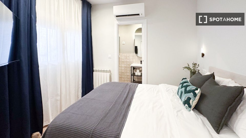 Double room Madrid, 5 beds, 100m² — photo 6
