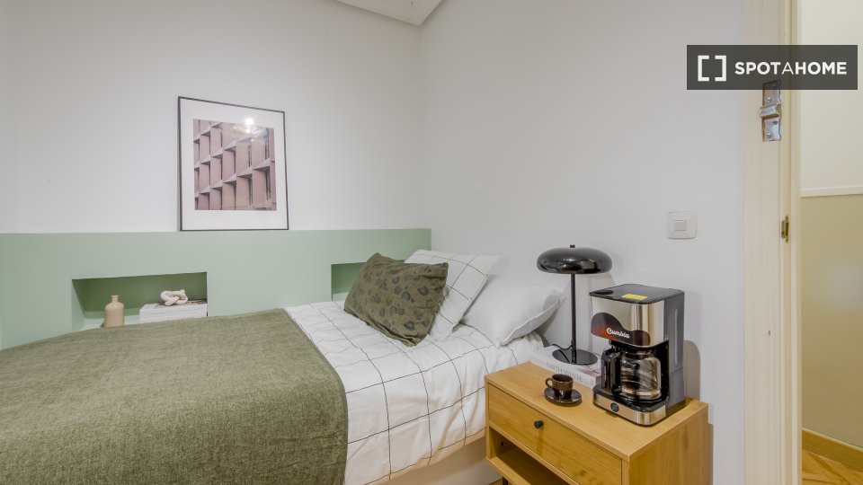 Double room Madrid, 7 beds, 120m² — photo 9