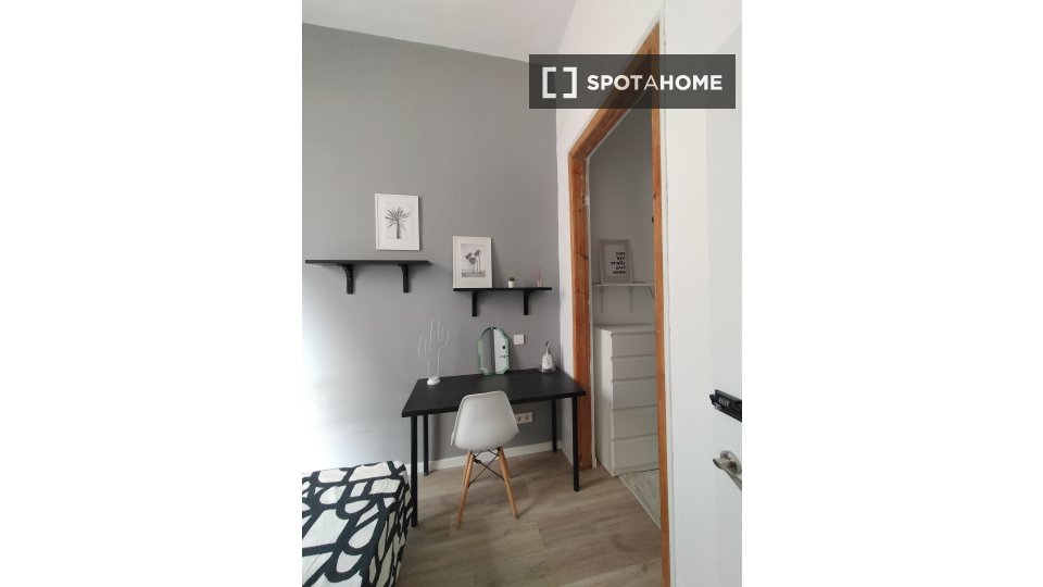 Double room Madrid, 5 beds, 100m² — photo 17