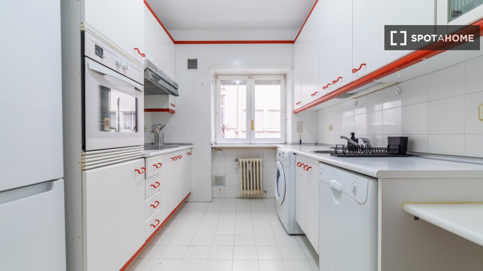 Double room Madrid, 13 beds, 301m² — photo 16