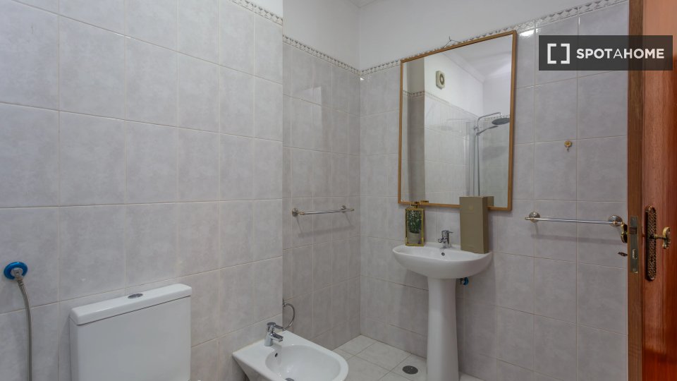Double room Lisbon, 4 beds — photo 19