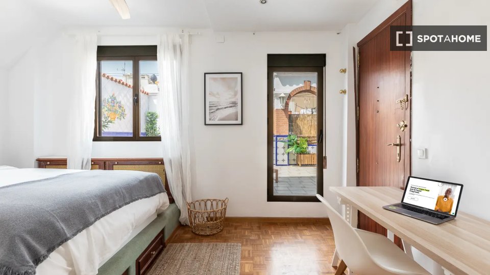 Camera in un appartamento condiviso con 6 camere da letto, Arrancapins - in Valencia