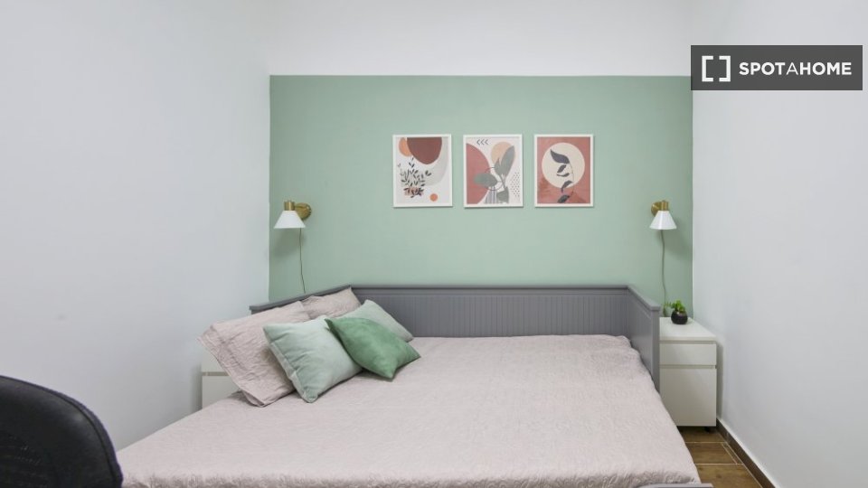 Double room Lisbon, 3 beds — photo 11
