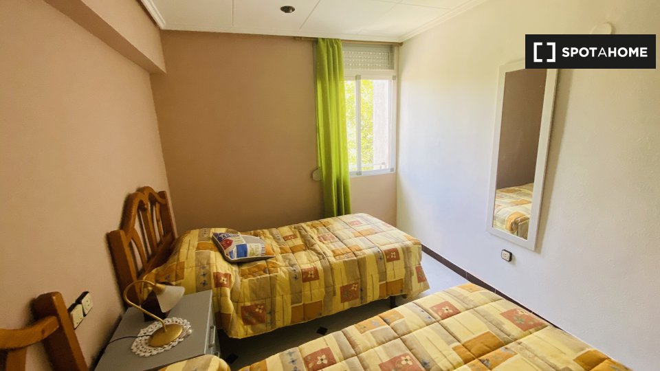 Double room Valencia, 3 beds, 90m² — photo 2