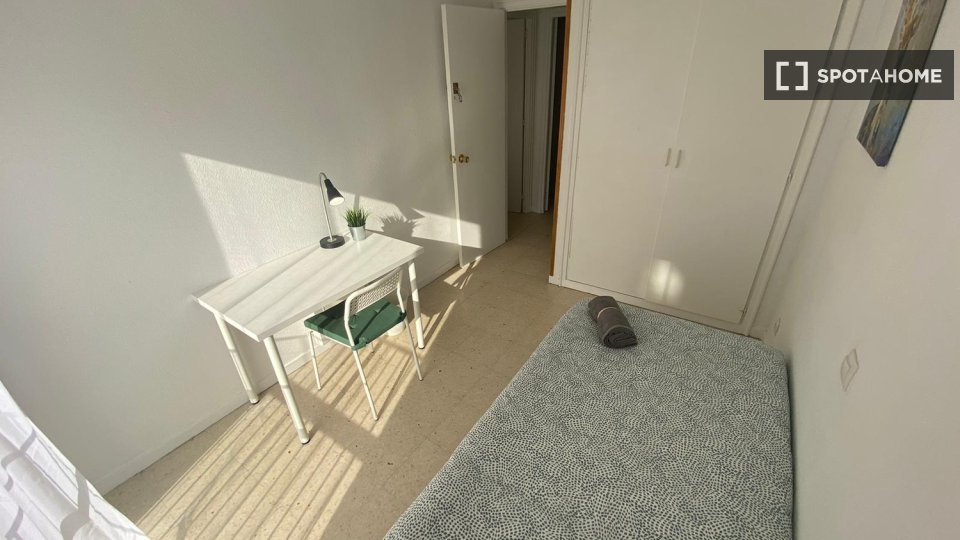 Habitación en piso compartido de 5 habitaciones en alquiler en Numancia, Madrid.