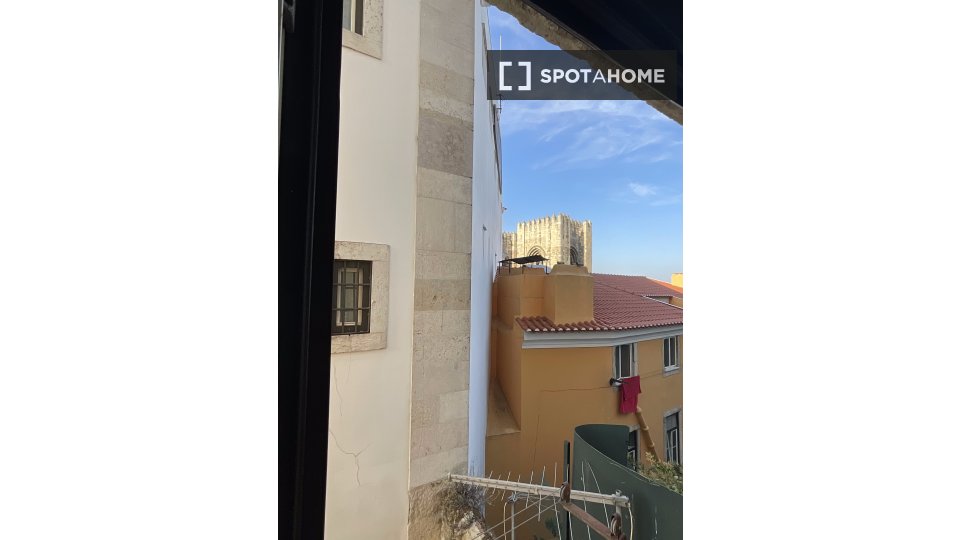 Apartment Lisbon, 2 beds, 50m² — photo 11