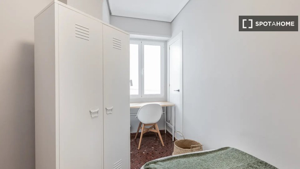 Camera in un appartamento condiviso con 5 camere da letto ad Arrancapins, Valencia. - in Valencia