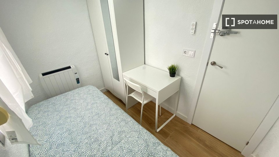 Double room Madrid, 5 beds — photo 15