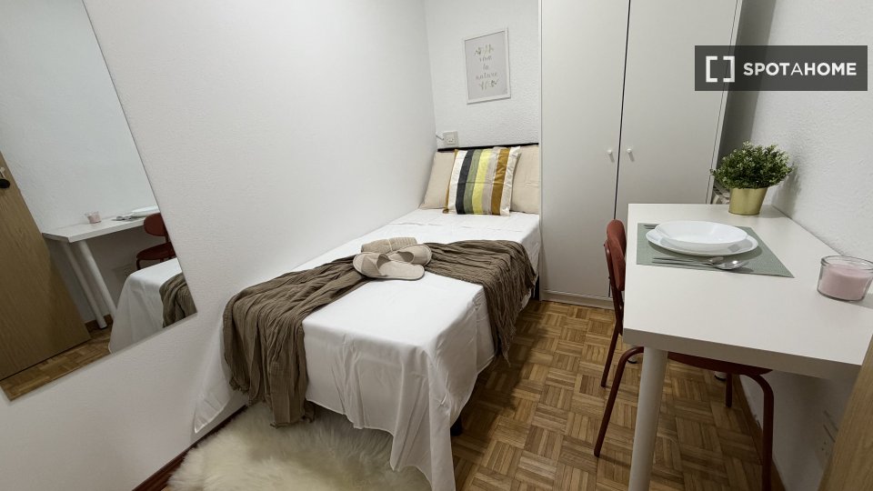 Double room Madrid, 7 beds, 140m² — photo 2
