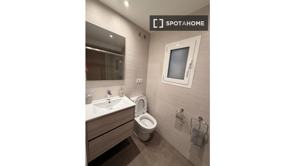 Double room Barcelona, 3 beds, 80m² — photo 4