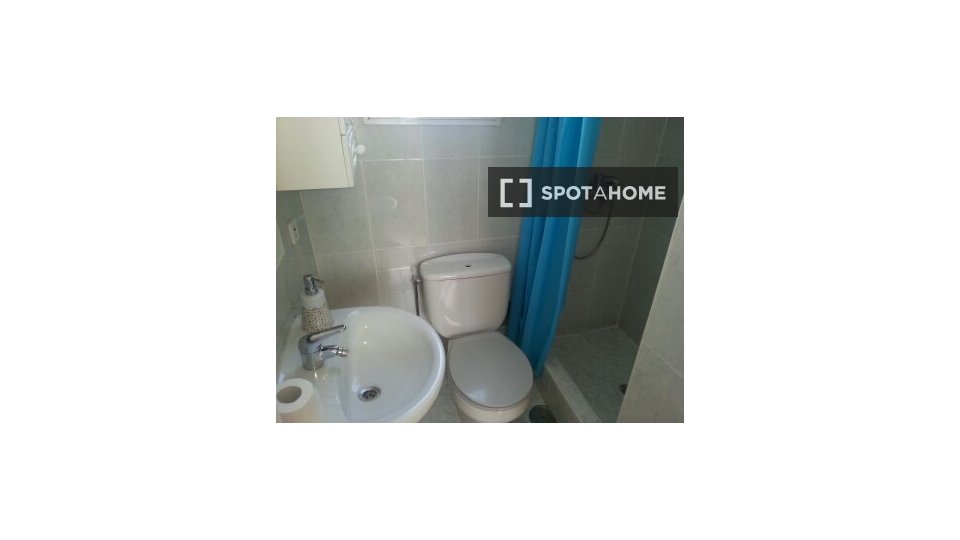 Double room Madrid, 5 beds, 150m² — photo 3