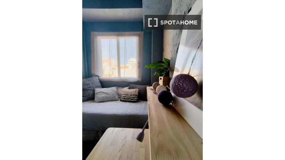 Double room Valencia, 3 beds, 160m² — photo 9