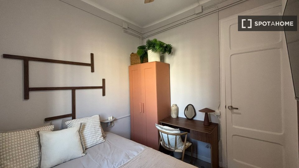 Double room Barcelona, 5 beds, 80m² — photo 13