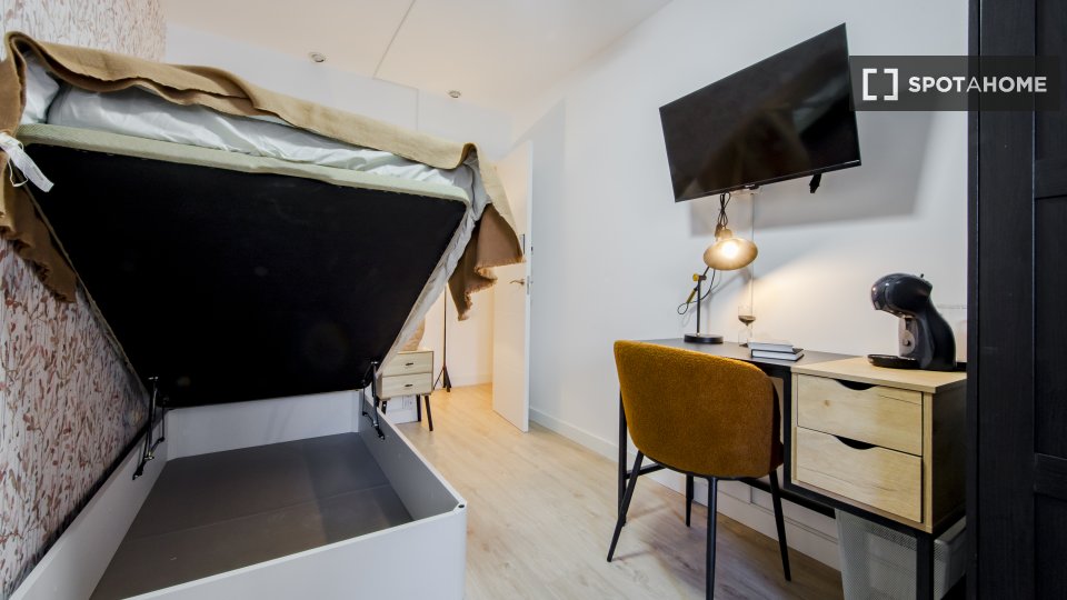 Double room Madrid, 6 beds, 110m² — photo 3
