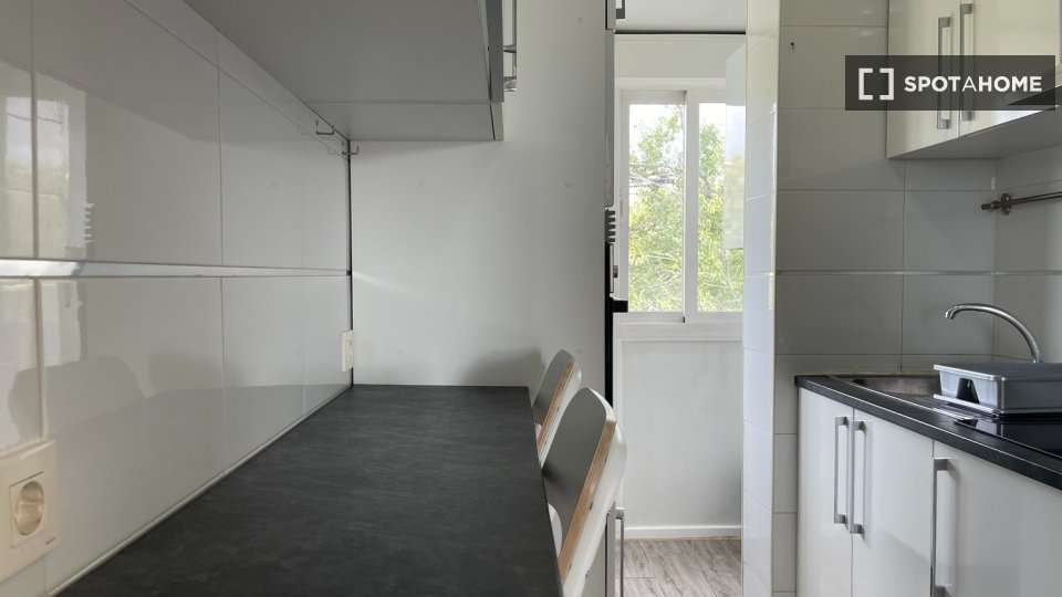 Habitación en piso compartido de 4 habitaciones en alquiler en Los Ángeles, Madrid