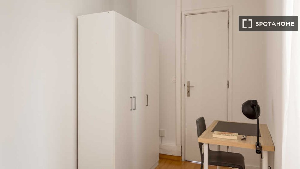 Double room Lisbon, 13 beds — photo 42