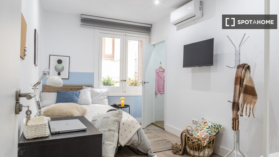 Double room Madrid, 9 beds, 210m² — photo 8