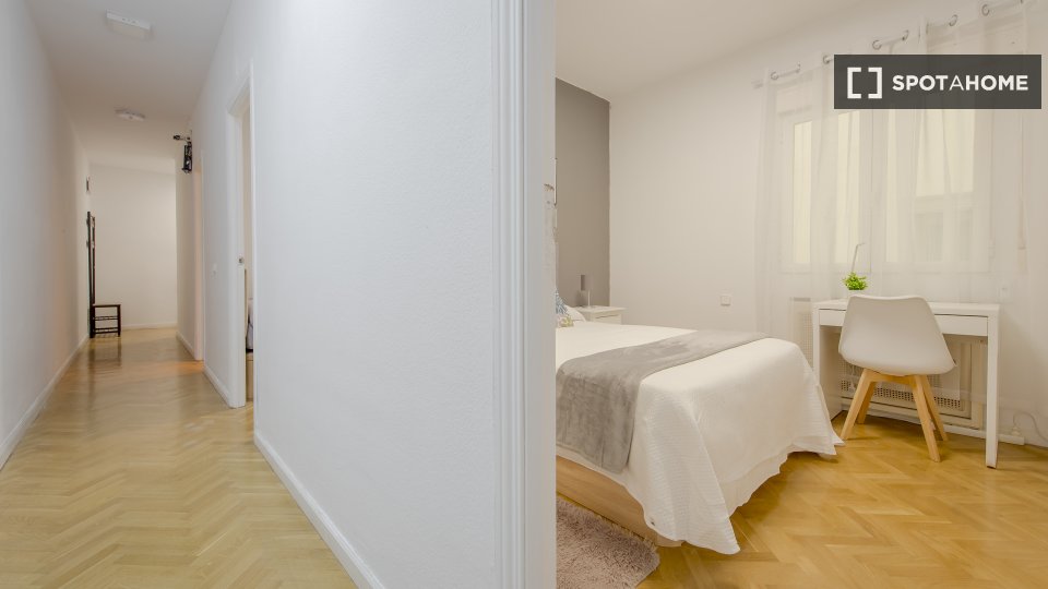 Double room Madrid, 8 beds, 200m² — photo 28