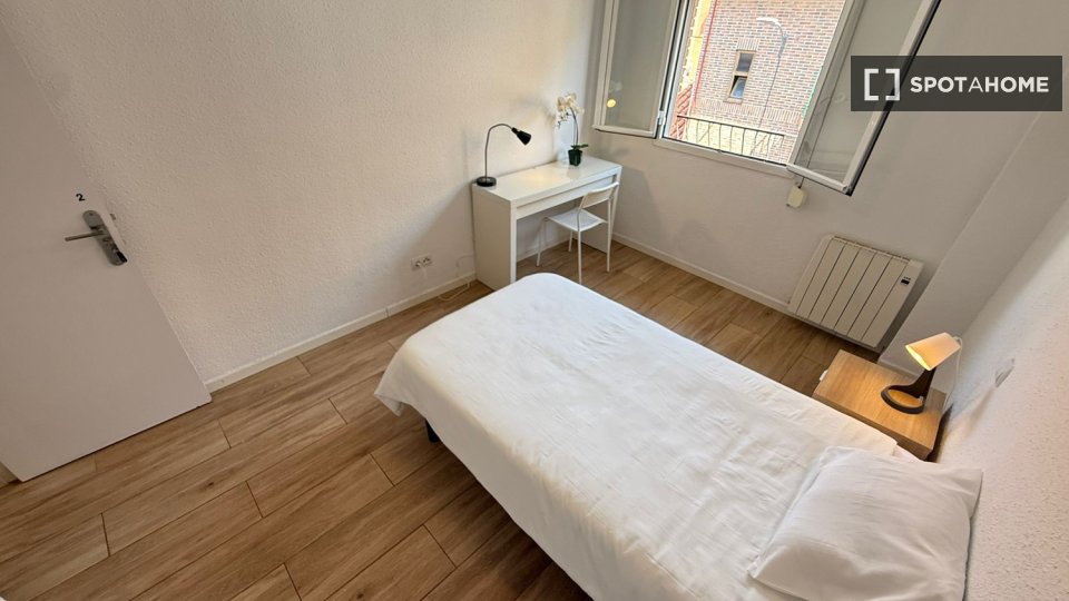 Double room Madrid, 3 beds — photo 37