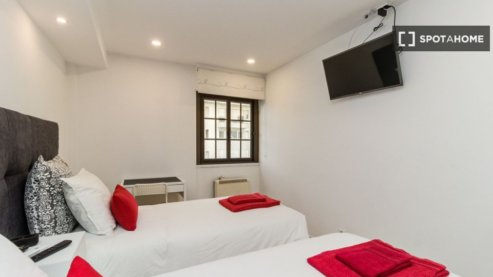 Double room Lisbon, 4 beds — photo 24