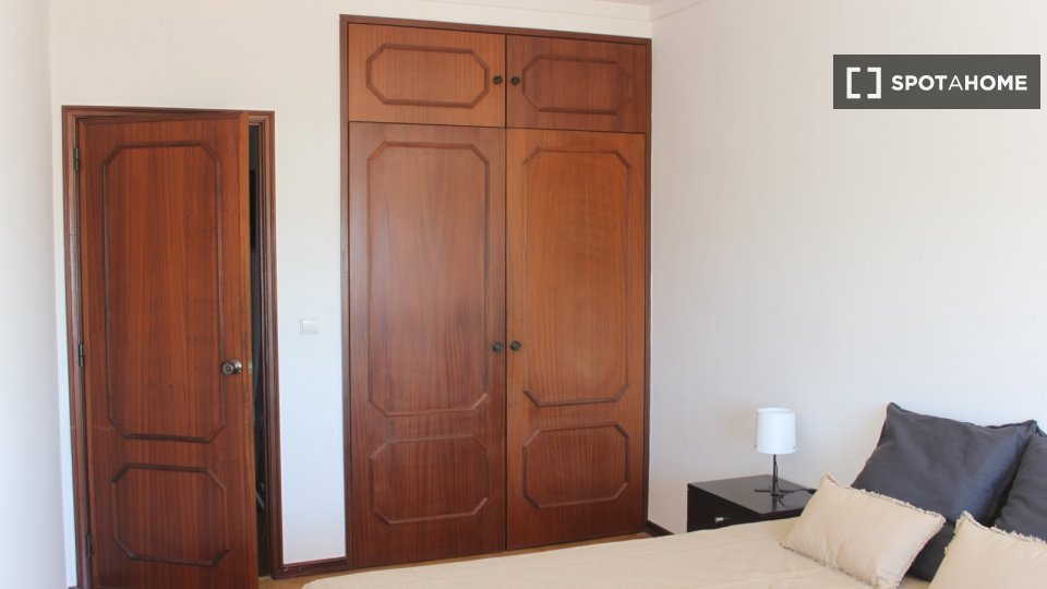 Double room Lisbon, 3 beds, 120m² — photo 22