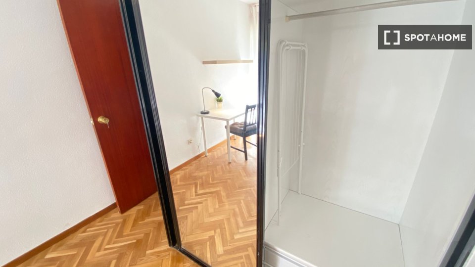 Double room Madrid, 5 beds — photo 5