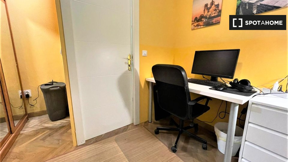 Double room Madrid, 6 beds, 300m² — photo 3