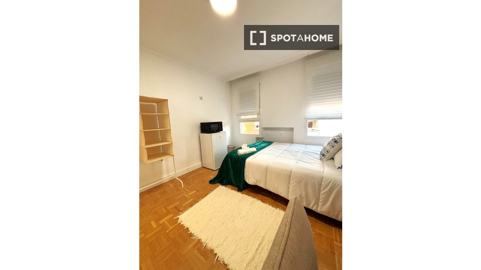 Double room Madrid, 7 beds, 160m² — photo 23