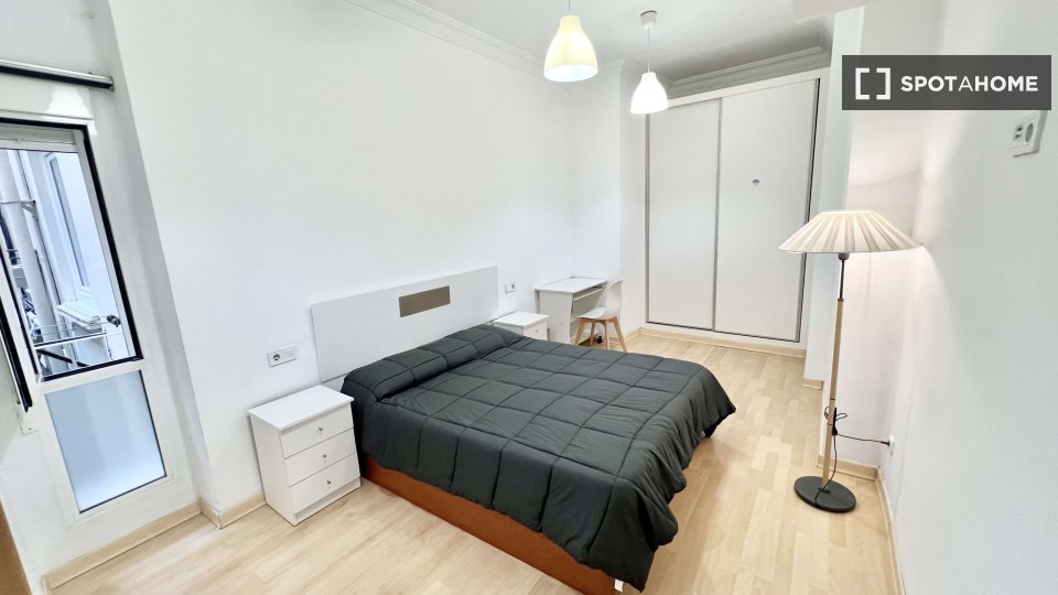 Double room Valencia, 3 beds, 103m² — photo 49