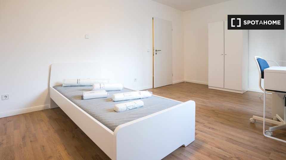 Double room Dusseldorf, 4 beds — photo 17