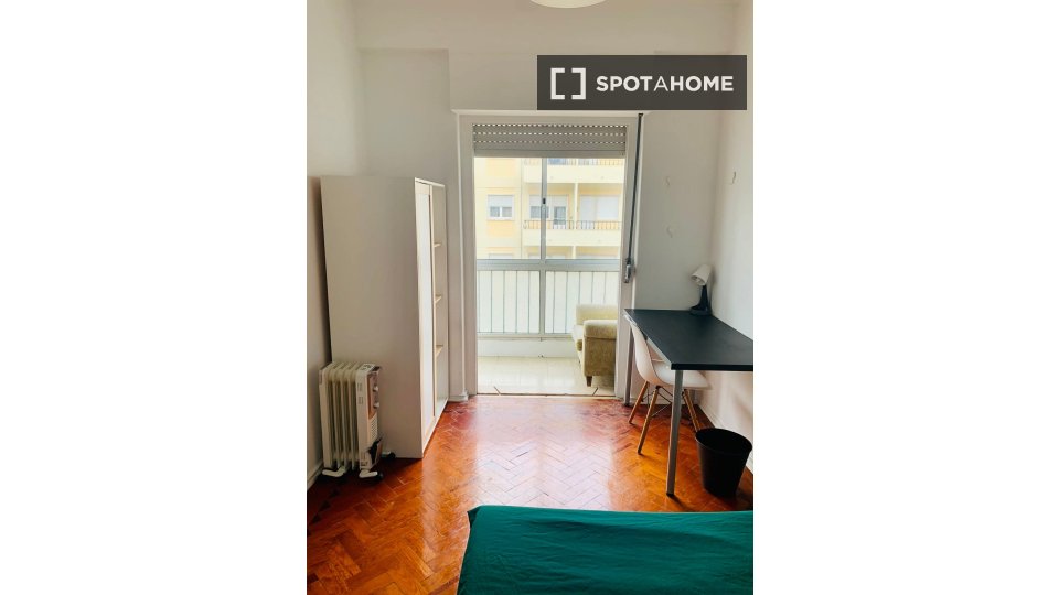 Double room Lisbon, 3 beds — photo 30