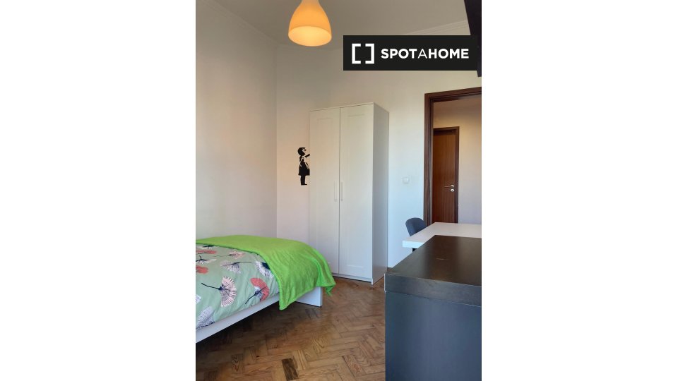 Double room Lisbon, 3 beds, 70m² — photo 2