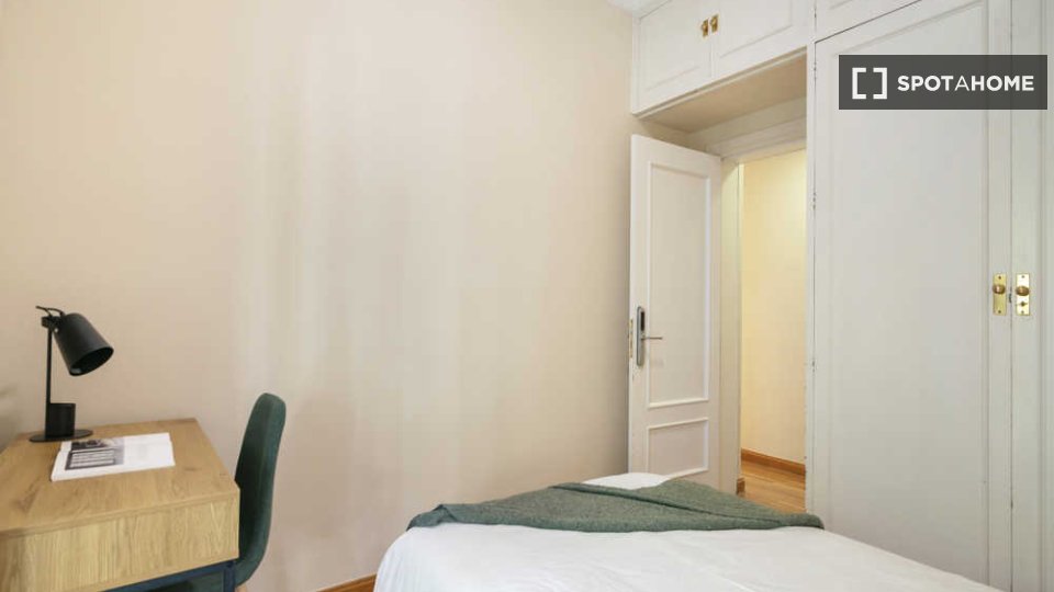Double room Madrid, 7 beds — photo 45