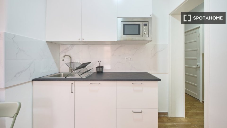 Double room Lisbon, 3 beds — photo 18